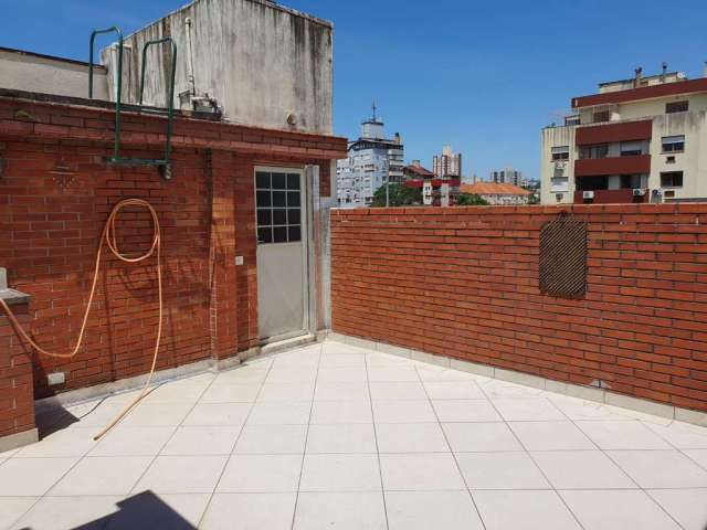 Cobertura de três quartos no bairro Santana. Possui duas vagas de garagem, três banheiros, sendo um da suíte. Cozinha com área de serviço e água quente,  dormitório com roupeiro, living  superior com 