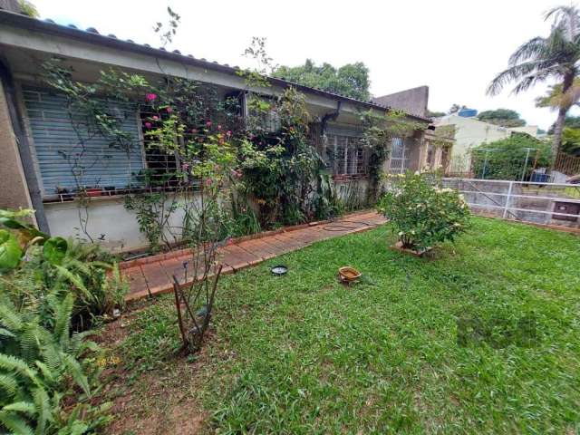 CASA EM CONDOMÍNIO - Imóvel com 89,39 m² de área construída, composto por 3 dormitórios, living, banheiro social e cozinha com copa. Pátio com churrasqueira, árvores frutíferas, inclusive parreiral de