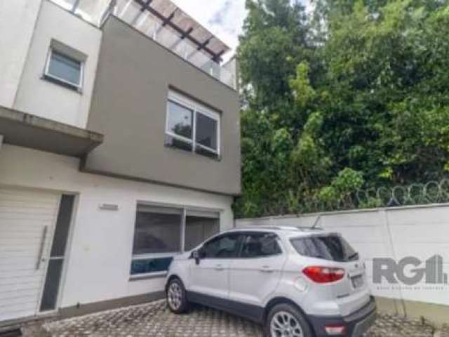 Casa impecável e mobiliada, com 3 niveis, possui 3 dormitórios sendo 1 suíte, 4 banheiros. 1º piso com dois ambientes integrados e uma cozinha americana projetada com tampos e bancadas em granito pret