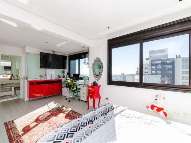 Apresentamos um sofisticado apartamento de 365m² de área privativa nos altos do bairro Bela Vista, com vistas definidas e permanentes. Esta residência de luxo dispõe de quatro suítes e quatro vagas de