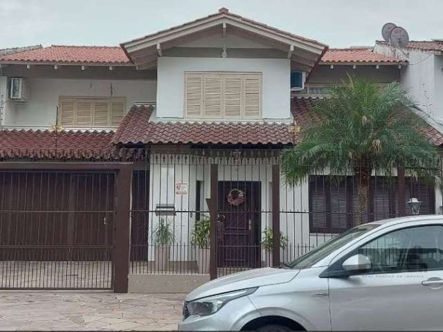 Casa à Venda no Bairro Jardim Planalto - Porto Alegre&lt;BR&gt;Área Privativa: 326,80 m² | 5 Dormitórios (2 Suítes) | 4 Vagas de Garagem&lt;BR&gt;&lt;BR&gt;Excelente residência, semimobiliada, com amb