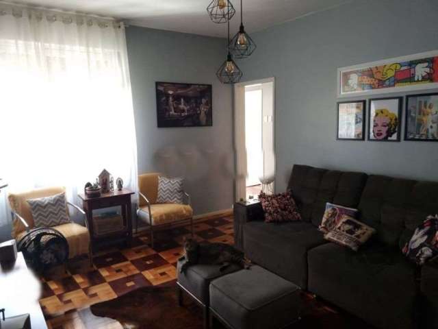 Apartamento 3 dormitórios no bairro Petrópolis, living 3 ambientes, cozinha, banheiro social, área de serviço, lavanderia e banheiro auxiliar. Excelente planta com várias possibilidades. Localização m