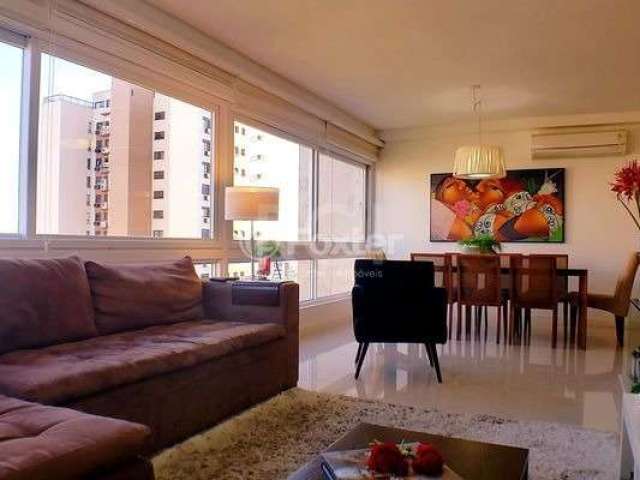 Apartamento com 3 dormitórios, sendo 1 suíte, 3 vagas, com quadra de tênis e na localização mais nobre do bairro Petrópolis. Possui uma ampla sala em L, com janelão e vista panorâmica, integrando os a