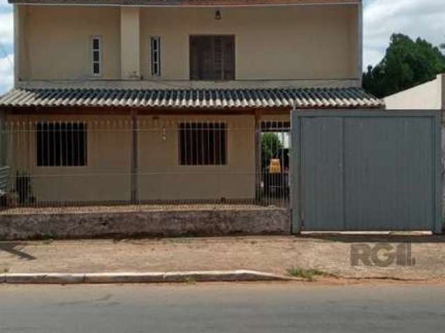 A casa é uma residência de dois andares, situada em um bairro tranquilo e arborizado. Ao entrar pela porta da frente, você , encontra  a sala de estar, adornada por uma lareira,  ideal para as noites 