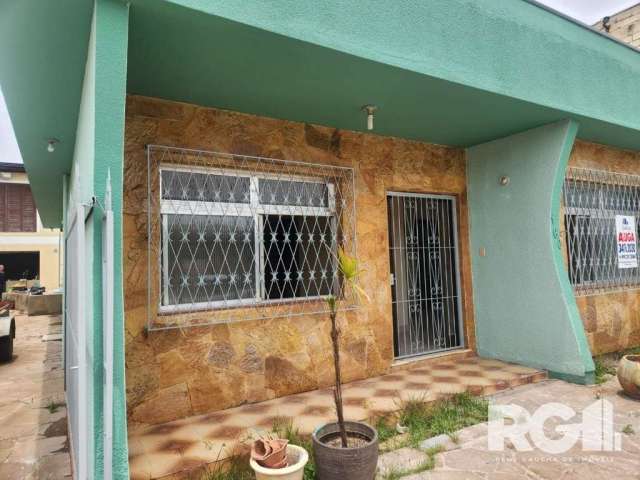 Casa à venda no bairro Rio Branco | O imóvel conta com 3 dormitórios sendo 1 suite, sala de jantar e sala de estar, cozinha, 2 banheiros, área de serviço e garagem. Além de um salão de festa com 1 dor