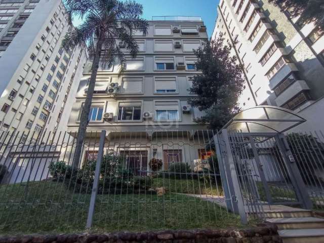 Apartamento de 3 dormitórios sendo 1 suíte em localização privilegiada. Possui dependência completa. Sala ensolarada com ótima orientação solar e todas as peças amplas. Possui 1 vaga coberta e escritu