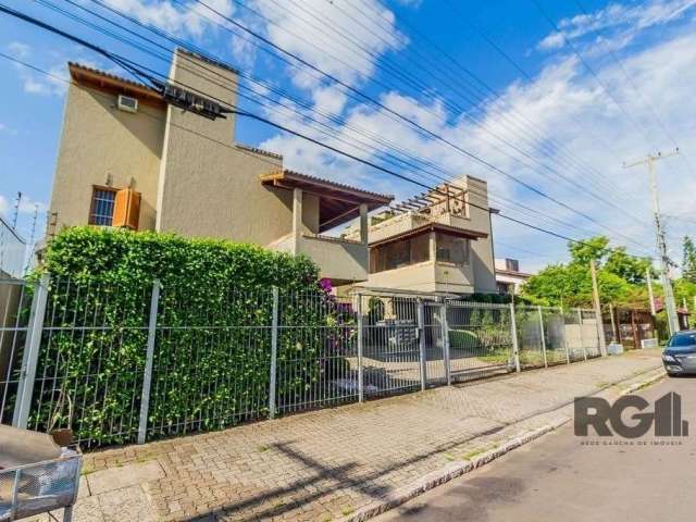 Ótima casa em condomínio fechado no bairro Guarujá! São 105m² de área privativa distribuídos em 2 dormitórios sendo 1 suíte, banheiro social, espaçoso living para dois ambientes, cozinha e área de ser