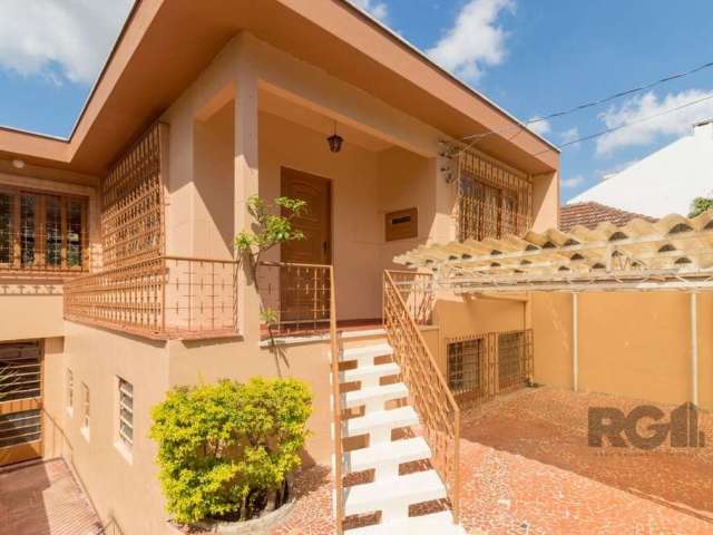 Casa localizada no bairro Jardim Ipiranga, com 200m².de 2 pisos Imóvel com 4 dormitórios, sala de estar/jantar, cozinha, churrasqueira, 2 banheiros sociais, lavabo, área de serviço e pisos em porcelan