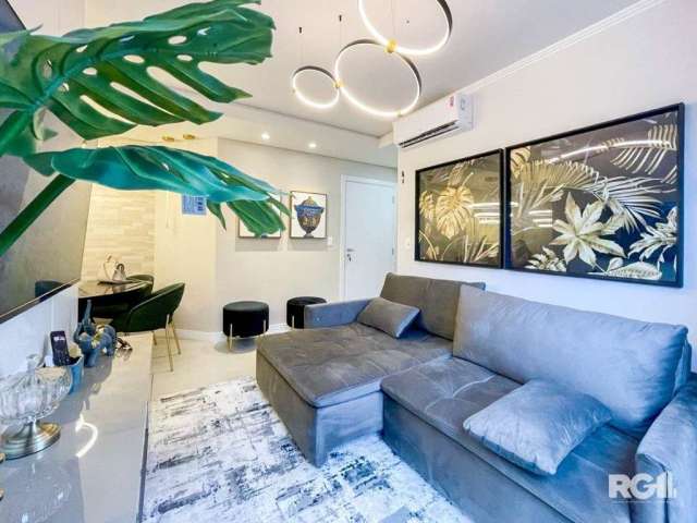 Lindo apartamento de 63m² com 2 dormitórios, 2 banheiros sendo uma suíte e um banheiro social. Living com sacada, muito bem localizado, todo mobiliado com móveis de ótima qualidade, planejado e decora