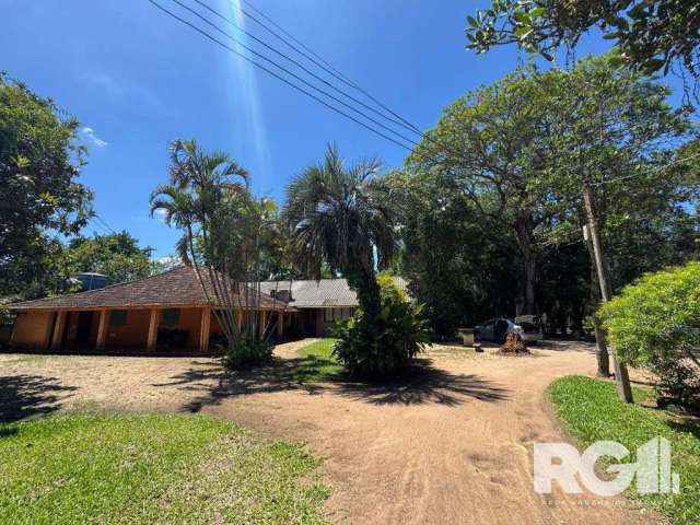 Excelente sítio com 15.000m², (1.5 ha), na Zona Sul ( Extremo Sul ) de Porto Alegre, com opção comercial ou residencial, à 2.0km da Estrada de Itapuã, com tradicional ponto  comercial (restaurante ) a