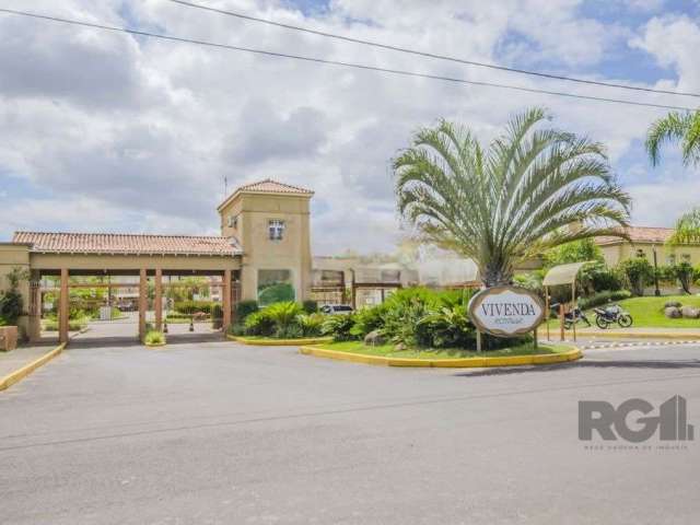 Casa em condomínio fechado com dois pavimentos e mais sótão. Com 144 m² privativos, living dois ambientes com lareira e teto rebaixado de gesso, lavabo e cozinha integrada com churrasqueira. Imóvel be