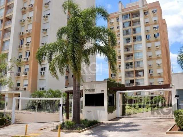 Ótimo apartamento no Condomínio Garden Teresópolis, de fundos, andar alto com ótima vista, com 82m² privativos, de 3 dormitórios, infra e 2 vagas. Possui living amplo para 2 ambientes, sacada fechada 