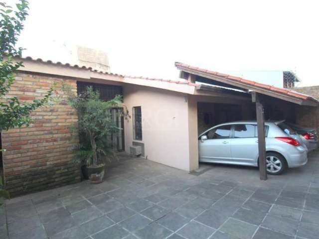 Casa com 3 dormitórios, situada no bairro Medianeira, amplo living integrado com lareira e churrasqueira. Possui lavabo e gabinete na parte da frente da casa. Pátio com ambiente agradável com deck e h