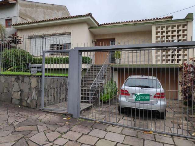 Vende casa com 460m² privativos, duas salas, lareira e churrasqueira, 3 dormitórios, três banheiros, mais dependência completa, pátio com jardim e piscina. Mobiliada, podendo fica ou não com os móveis