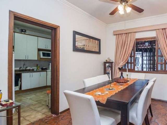 otima casa, localizada no Bairro Chácara das Pedras, com 170 m² de área privativa, com 3 dormitórios, 1 suíte, 1 dormitório com sacada, living, lavabo, sala de jantar, sala de estar, cozinha, banheiro