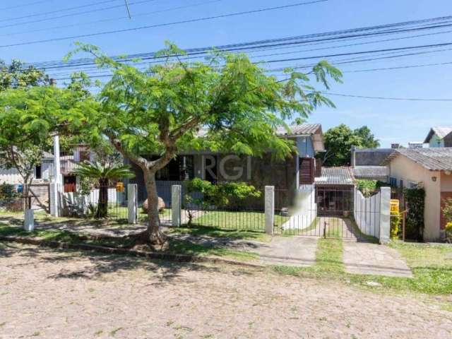 Residência contendo 3 dormitórios, sendo dois com uma suíte na casa principal, uma ampla sala de estar, espaço para lavanderia interna ou jardim interno, banheiro social e cozinha. Na casa dos fundos 