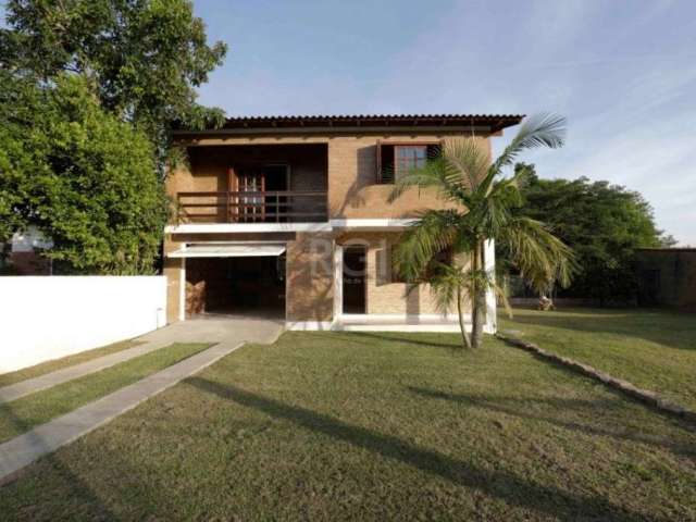 Casa excelente, construção ótima, toda com tijolo a vista, em lugar tranquilo, para moradia ou para fins de semana, com terreno plano, tudo muito bem cuidado,l toda com grade.&lt;BR&gt;No térreo, cozi