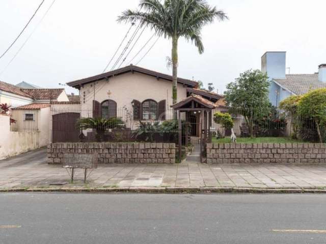 Excelente residência térrea para vender no bairro Assunção a 130 metros da Orla do Guaíba!&lt;BR&gt;&lt;BR&gt;A casa possui  3 dormitórios sendo 1 uma suíte, gabinete, living 3 ambientes com lareira, 