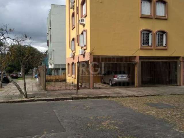 Apartamento com um lance de escadas,  localizado em rua calma de esquina com ótima ventilação e vista perene dos dormitórios e living.   Possui : Living para 2 ambientes,  2  dormitórios, banheiro soc