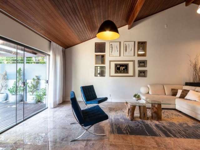 A Casa do Jardim Secreto&lt;BR&gt;&lt;BR&gt;O desejo dos proprietários foi criar uma atmosfera tropical, contemporânea e aconchegante.&lt;BR&gt;&lt;BR&gt;A casa foi comprada e remodelada com a dedicaç