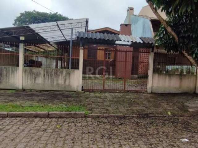 Casa de esquina no bairro Guarujá, a poucas quadras da orla, casa com dois dormitórios, sendo uma suíte com sacada e closet, amplo living, e banheiro social, cozinha com churrasqueira interna. Vaga de