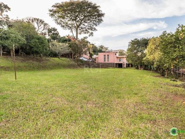 EXCLUSIVIDADE!! Raridade na Vicente Montéggia, área com 3.200m2, ideal para condomínio fechado, investimento para locação e moradia. No terreno uma casa de alvenaria c/ 2 dormitórios, living c/ lareir