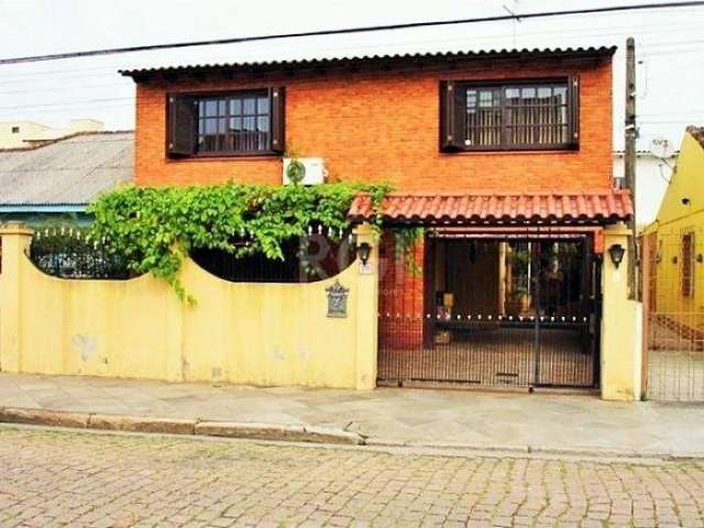 CASA 4 DORMITÓRIOS NO BAIRRO PASSO DA AREIA&lt;BR&gt;Excelente casa tipo sobrado com 4 suítes, escadaria em granito, primeiro piso amplo living, lareira, sala de jantar, cozinha mobiliada, sala de est