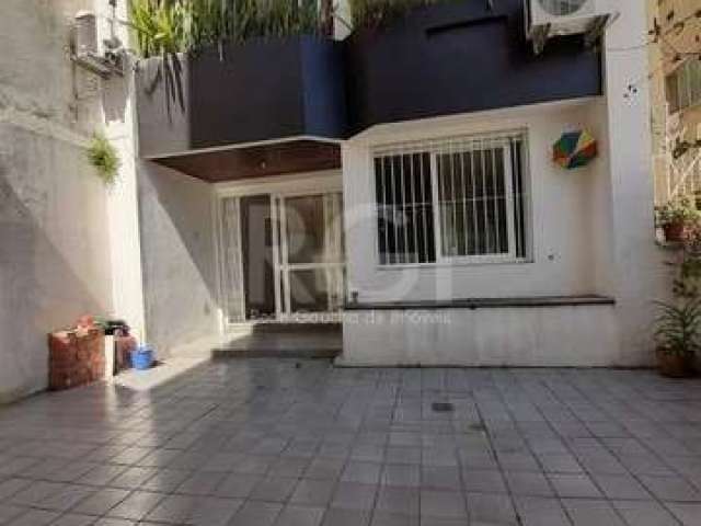 APARTAMENTO 1 DORMITÓRIO NO CORAÇÃO DO BAIRRO BOM FIM!! Com amplo pátio, de fundos, com 1 dormitório, 1 banheiro, 1 cozinha e área de serviço! Bem próximo ao Parque da Redenção, do Centro, do Zaffari 