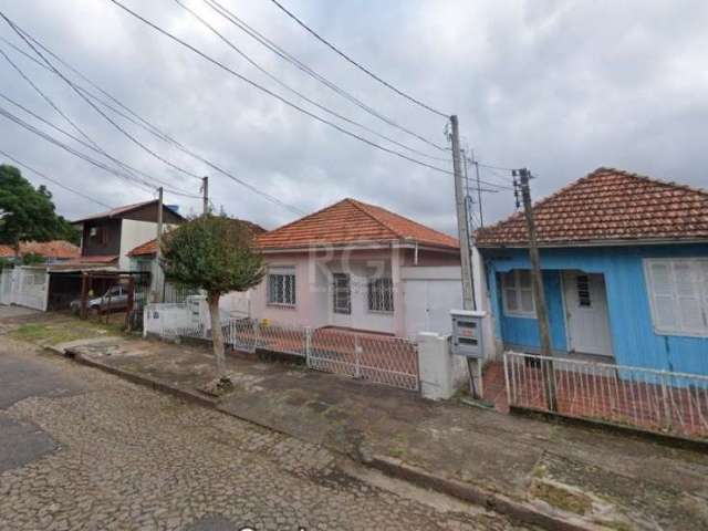 Ótimo terreno com 3 casas mistas individuais (de madeira e material) no momento  todas alugadas, terreno de 11,00 x 30,00 mtrs totalizando 330,00 m². localização próxima do Hospital Cristo Redentor e 