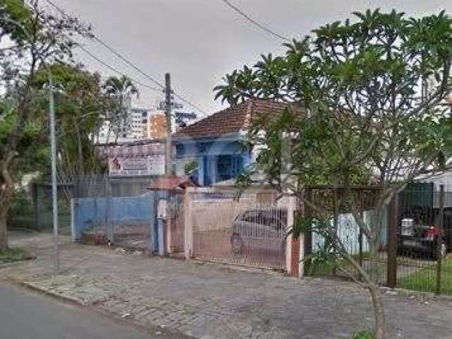 Casa  3 dormitórios, sacada, no bairro Santana, terreno com 6,70 x 56,00, com 4 vagas de garagens, 2 banheiros, living,  cozinha e amplo pátio. Bem localizada.&lt;BR&gt;Agende uma visita!