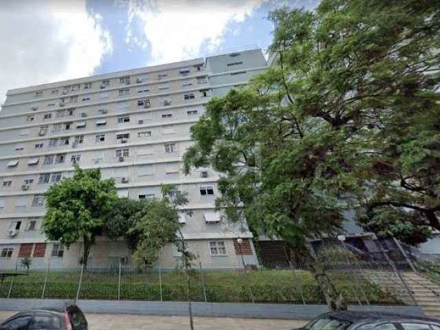 Apartamento no bairro Santana em Porto Alegre. Originalmente 3 dormitórios, transformado em 2. Muito iluminado e arejado. Living 2 ambientes, banheiro social, cozinha . Prédio com playground, salão de