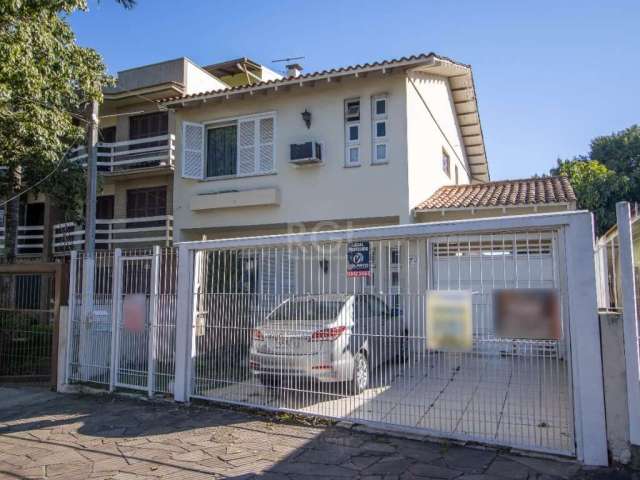 Casa estilo sobrado com 3(três) dormitórios e 4(quatro ) vagas de estacionamento, semi mobiliado no bairro Cristo Redentor na cidade de Porto Alegre.&lt;BR&gt;Ampla casa, estilo sobrado, com 139m² de 