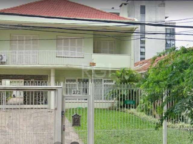 vende Casa/Terreno em localização privilegiada, próximo a 100 m da Nilo Peçanha e Carlos Gomes. &lt;BR&gt;sendo 04 quartos,01 suite, 03 banheiros, ampla sala, vaga para 04 carros