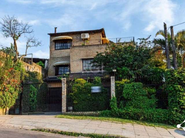 Vende sobrado no bairro Cristal, 03 dormitórios, suíte, opção de 4.º dormitório no piso térreo,  living 02 ambientes. Piso térreo conta com sala dois ambientes, hall de entrada,  cozinha, pátio com ch