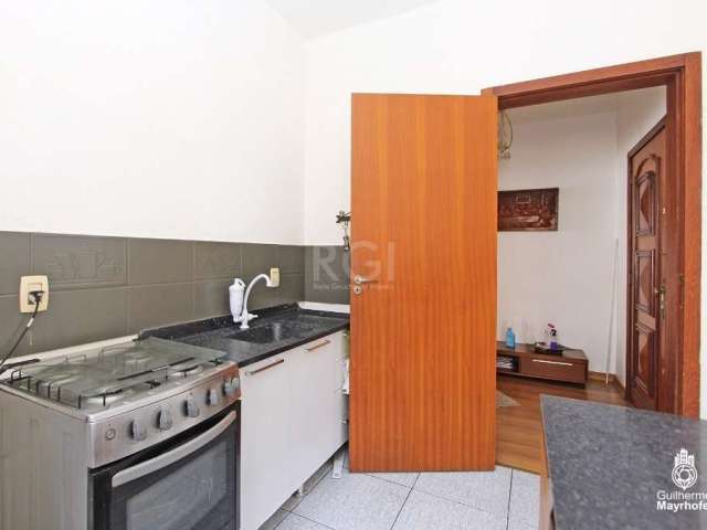 Vende-se apartamento com vista ampla no bairro Santana, de 3 dormitórios, banheiro social, living em 2 ambientes amplos, sala de jantar, copa e cozinha, área de serviço, dependência de empregada com b