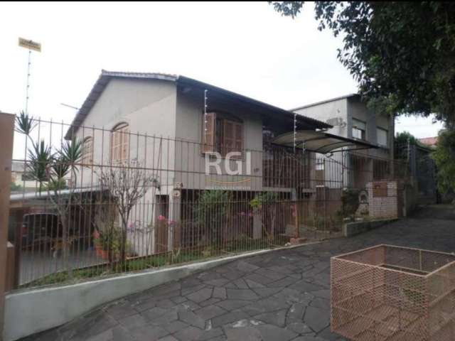 Casa,sobrado, com 150 m² de areá privativa, jardim, living, sala jantar, cozinha, lavanderia em L, banheiro, parte superior, sala intima com sacada, 3 dormitórios, sendo uma suite, garagem fechada 01 