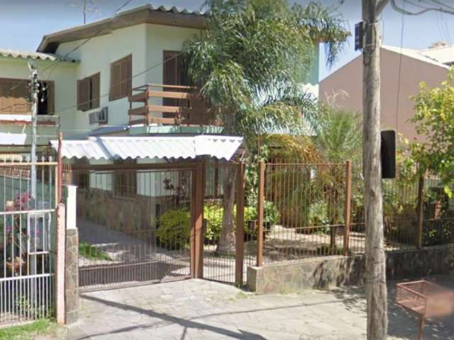 CASA 4 DORMITÓRIOS | IPANEMA | ZONA SUL&lt;BR&gt;&lt;BR&gt; Casa estilo sobrado, 4 dormitórios, 2 amplas suítes, living para 3 ambientes, estar intimo, patio e jardim, 4 vagas de garagem, piscina e ch