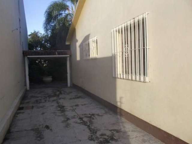 CASA COM 03 DORMITÓRIOS, SENDO UMA SUÍTE E COM GARAGEM ESPAÇOSA, NO BAIRRO MEDIANEIRA, Com sala de estar grande, cozinha, banheiro social, churrasqueira. Garagem transformada em academia pessoal.&lt;B