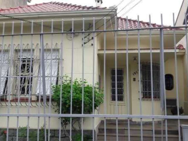 Terreno no bairro menino deus, com 11 x 39 metros, com duas casas; frente com 03 dormitórios, 01 suite, living dois ambientes, banheiro social e auxiliar, escritório, copa cozinha, área de serviço e p