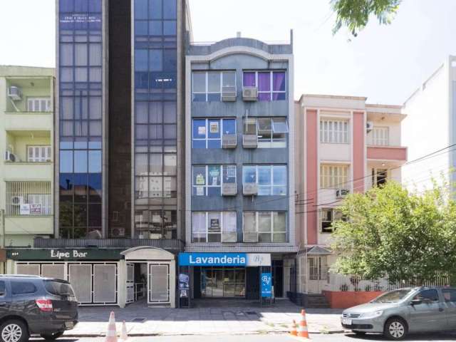 Sala comercial com 2 banheiros e cozinha, 34m² de área privativa. Possui posição solar leste, aproveitando o sol da manhã.  Edifício com elevador e portaria, próximo da Av Independência, Centro Histór