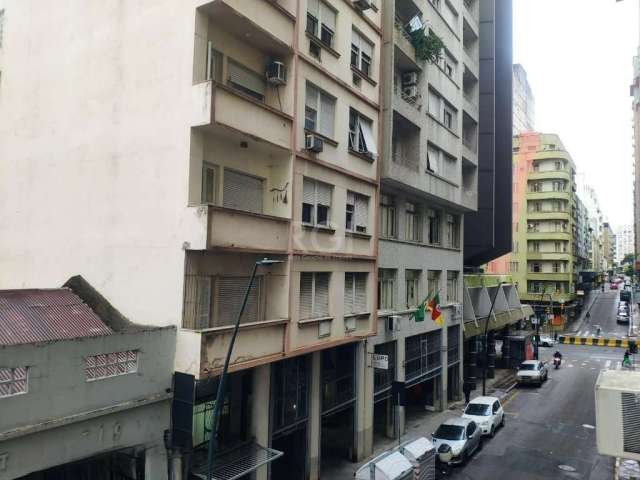 Apartamento com 3 dormitórios de frente com sacada aberta, living 2 ambientes, banheiro social reformado, cozinha ampla com moveis planejados , área de serviço separada, banheiro auxiliar, dependência