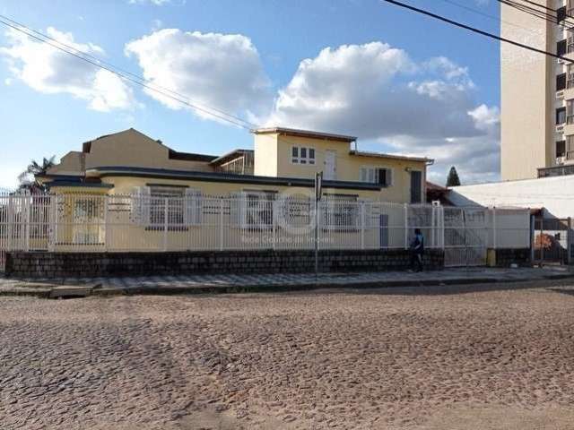 Ampla casa no Bairro Passo D' Areia. Casa com peças amplas, 3 dormitórios, 2 banheiros, sala, cozinha e patio&lt;BR&gt; Parte superior com terraço, 1 dormitório, cozinha e banheiro. 04 vagas de garage