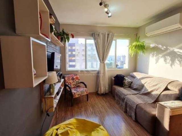 Vende-se apartamento com 3 dormitórios, living estendido 2 ambientes, banheiro social, cozinha americana, churrasqueira, área de serviço independente e 2 vagas de garagem. Condomínio com elevador, ,po