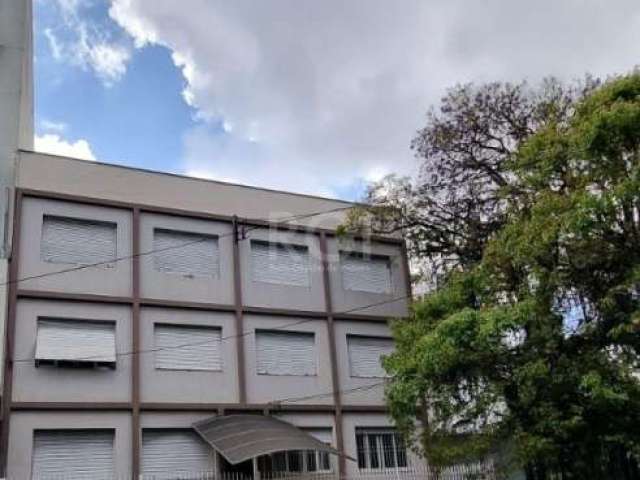 apartamento 2 dormitórios reformado. Banheiro Social. Living amplo 2 ambientes. Piso porcelanato. Copa cozinha reformada com móveis planejados. Área de serviço independente.&lt;BR&gt;Ótima localização