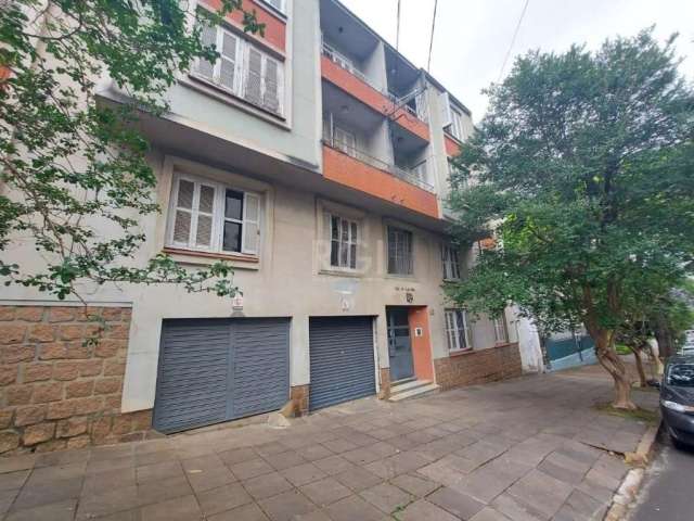 Apartamento de 3 dormitórios com living com lareira, sacada e dependência de empregada com banheiro auxiliar, 2 apartamentos por andar. Prédio muito bem localizado, na Av Nova York, junto a Rua Marquê