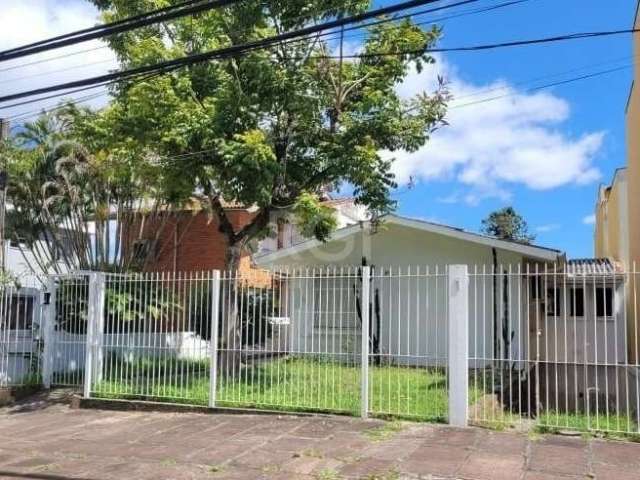 Casa Residencial ou comercial. Com 205 m²  de área útil, 3 dormitórios, 2 banheiros, living 2 ambientes com lareira e ampla cozinha e lavanderia, com vista para o Rio Guaíba. &lt;BR&gt;Possui 03 vagas