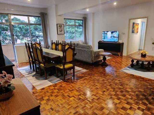 Apartamento de 169M² ,  com sacada, 3 dormitórios, no Centro de Porto Alegre -RS   &lt;BR&gt;&lt;BR&gt;Apartamento muito espaçoso de 3 dormitórios ,  sala ampla  que comporta dois  ou mais ambientes, 