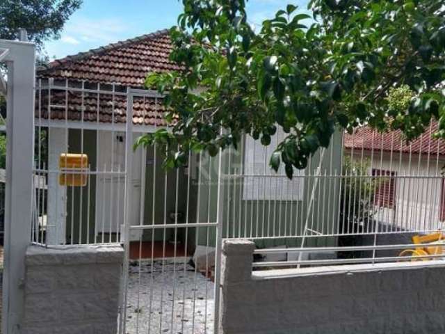 Casa em madeira, com 3 dormitórios, banheiro social, sala de estar,  cozinha, pátio nos fundos, com quiosque e churrasqueira. Terreno medindo 10x55. Ótima localização, próximo do Zaffari da Tristeza. 