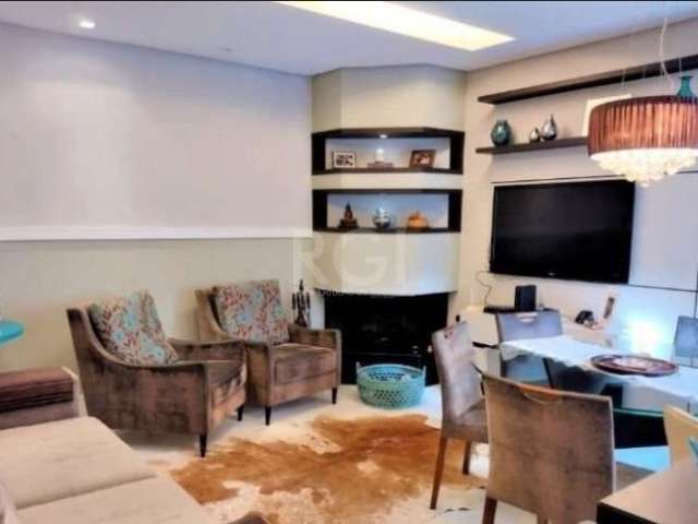 Lindo apartamento com 124 m² de área privativa e todo reformado.2&lt;BR&gt;Possui amplo living para 02 ambientes com lareira, churrasqueira, chapelaria, e lavabo. &lt;BR&gt;São 03 dormitórios, sendo 0