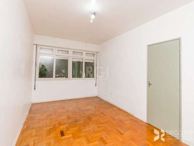 Vende-se apartamento desocupado, de frente com sacada, ensolarado, com vista,, 2 dormitórios, living amplo em 2 ambientes, banho social, copa e cozinha, área de serviço independente, dependência de em